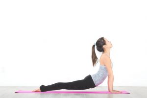 コブラのポーズをする女性
