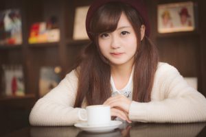 マグカップを持つ女性