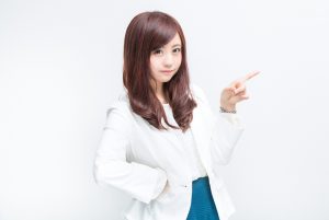 説明する女性