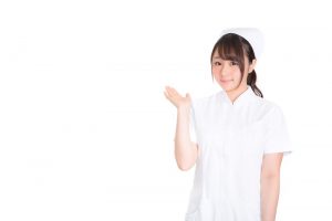 白衣姿で説明する女性