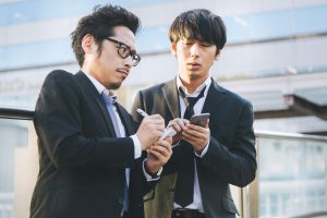 スマートフォンを見る会社員
