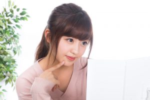 スキンケアをする女性