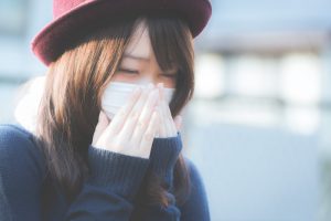 マスクを着ける女性