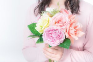 花束を持つ女性
