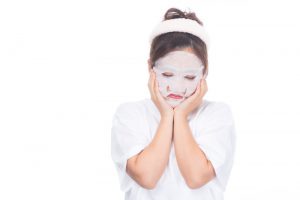 顔を手で覆う女性